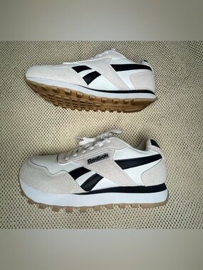 Reebok women size 9Harman Run Double Sneakers 
Beige White black ,suede